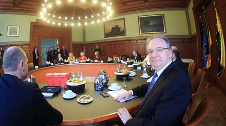 Sachsen-Anhalt Ministerpräsident Reiner Haseloff (CDU, rechts) bei den mit SPD und Grünen beginnen.