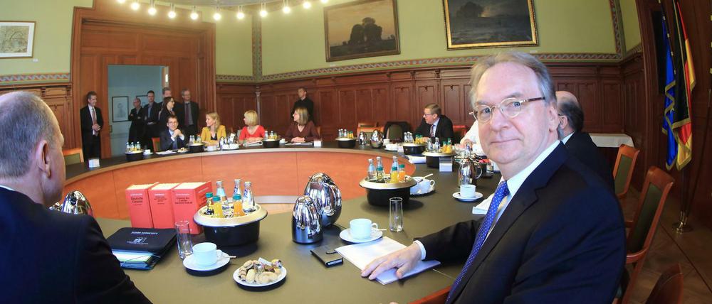 Sachsen-Anhalt Ministerpräsident Reiner Haseloff (CDU, rechts) bei den mit SPD und Grünen beginnen.