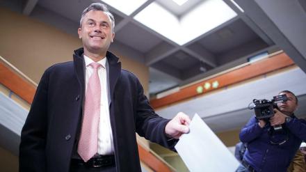 Norbert Hofer, der Kandidat der rechtpopulistischen Partei FPÖ gibt seine Stimme bei der Bundespräsidentenwahl ab.