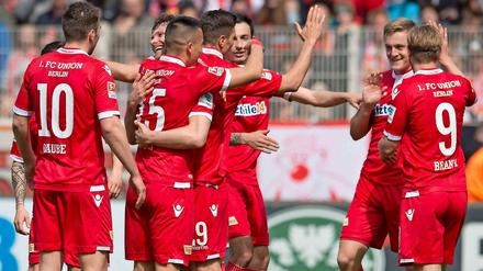 Das reicht un schon. Unions Spieler jubeln über das Siegtor von Bobby Wood (Nummer 15).