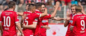 Das reicht un schon. Unions Spieler jubeln über das Siegtor von Bobby Wood (Nummer 15).