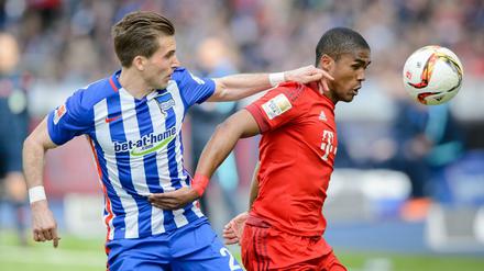 Herthas Peter Pekarik (links) im Zweikampf mit Douglas Costa vom FC Bayern.