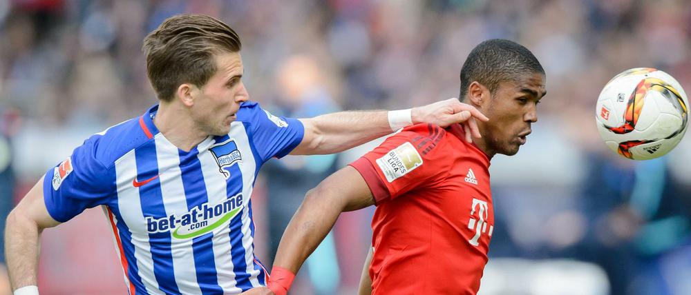 Herthas Peter Pekarik (links) im Zweikampf mit Douglas Costa vom FC Bayern.