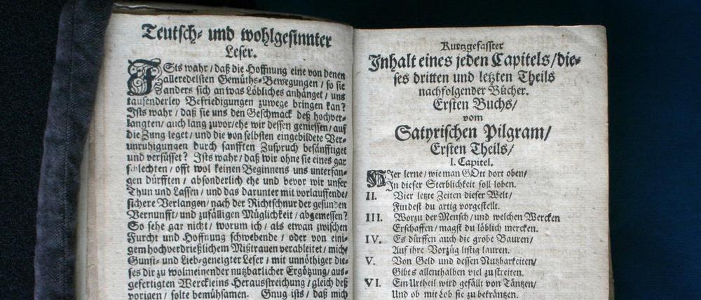 Zwei Seiten eines historischen Druckwerks mit einem Bibliotheksstempel.