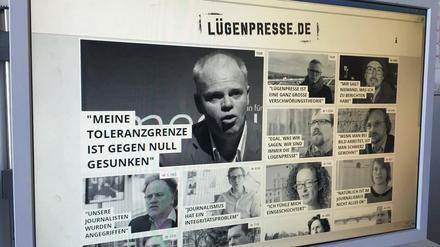 "Ich bin geschlagen worden", berichtet eine Journalistin auf Lügenpresse.de.