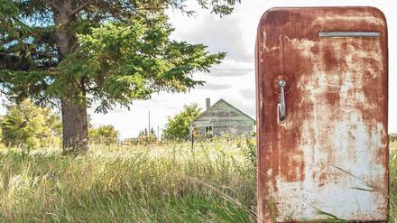 Raus mit dem Alten. Wenn ein Kühlschrank zehn Jahre alt ist, lohnt sich der Austausch gegen ein energieeffizientes Modell auf jeden Fall. Das Gerät muss aber vernünftig entsorgt werden. Es sollte weder auf der grünen Wiese landen noch im Keller als zusätzlicher Kühlstauraum weiterlaufen. 