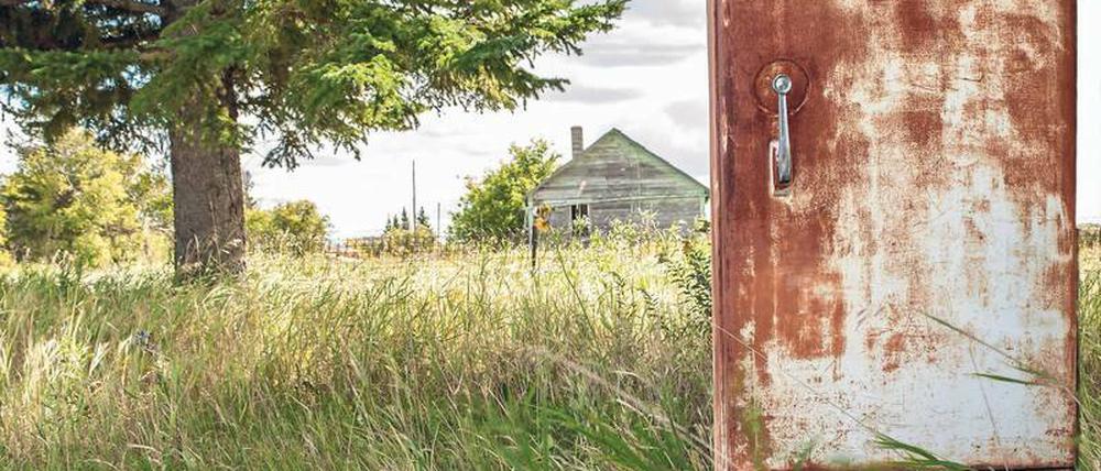 Raus mit dem Alten. Wenn ein Kühlschrank zehn Jahre alt ist, lohnt sich der Austausch gegen ein energieeffizientes Modell auf jeden Fall. Das Gerät muss aber vernünftig entsorgt werden. Es sollte weder auf der grünen Wiese landen noch im Keller als zusätzlicher Kühlstauraum weiterlaufen. 