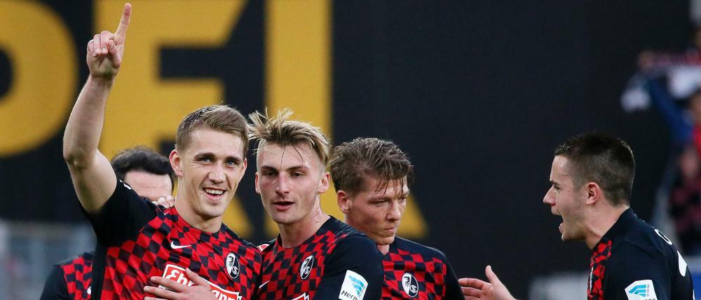 Nils Petersen (l) von Freiburg jubelt nach seinem Tor zum 3:0 mit Maximilian Philipp. 