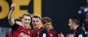 Nils Petersen (l) von Freiburg jubelt nach seinem Tor zum 3:0 mit Maximilian Philipp.
