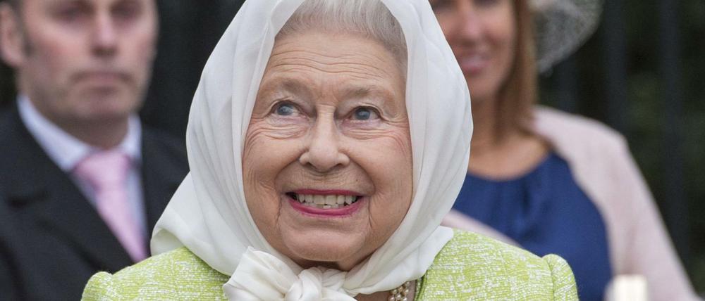 Jetzt noch einen passenden Instagram-Filter und eine Vignette: Die Queen will auf allen Kanälen präsent sein.