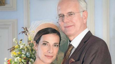 Lasst 1000 Rosen regnen. Lord Hurrleton (Harald Schmidt) nimmt Jasemin Rayan (Clelia Sarto) zu seiner Frau. 