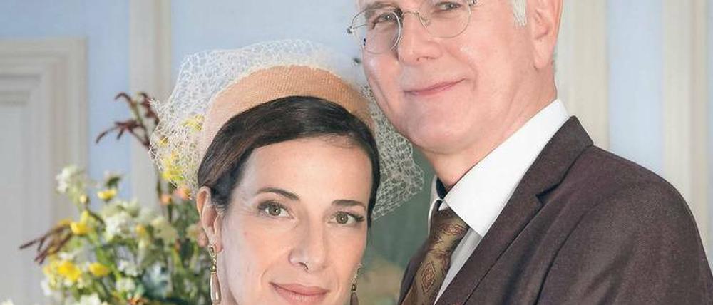 Lasst 1000 Rosen regnen. Lord Hurrleton (Harald Schmidt) nimmt Jasemin Rayan (Clelia Sarto) zu seiner Frau.