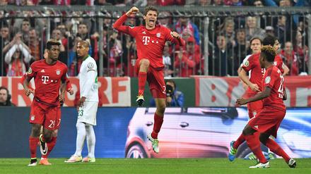 Da kann man sich schon mal freuen. Thomas Müller bejubelt sein Tor zum 1:0 und später dann den Einzug ins Finale.