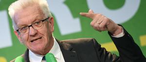 Baden-Württembergs Ministerpräsident Winfried Kretschmann (Bündnis 90/Die Grüne) stellt die Doppelspitze seiner Partei infrage.