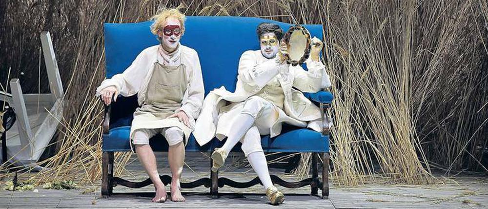 Überall Schilf. Ist das nun Festland oder doch eine Lagune der Leidenschaften? Konstantin Bühler als Amor (l.) und Rupert Enticknap als Giove in Ingo Kerkhofs Inszenierung von Agostino Steffanis lange verschollener Oper "Amor vien dal destino".