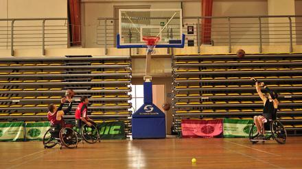 Sportler vom russischen Rollstuhlbasketballclub „Falcon“ beim Training.