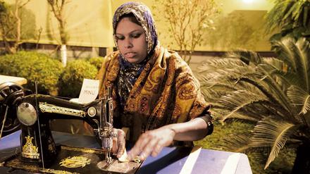Harte Arbeit. Diese Näherin hat den Einsturz der Textilfabrik in Rana Plaza überlebt. 