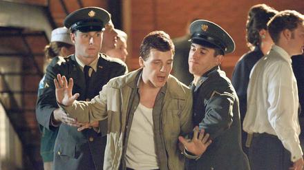 Ist Lee Harvey Oswald (Daniel Webber, M.) doch noch zu stoppen? Ein Zeitreisender wird in die Vergangenheit geschickt, um das Attentat auf Kennedy zu verhindern.