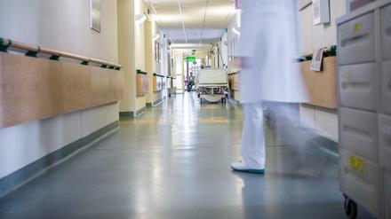 Allein auf weitem Flur. Viele Patienten fühlen sich mit ihren Anliegen anleingelassen. Patientenfürsprecher wollen das ändern.