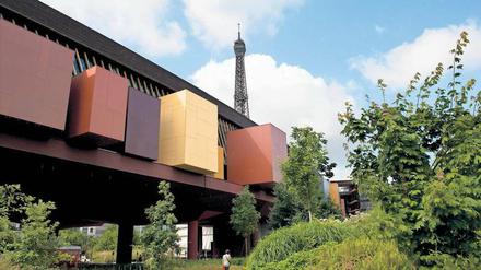 Der Museumsbau des Architekten Jean Nouvel steht inmitten eines 18 000 Quadratmeter großen Gartens, einer raren Grünfläche im dicht bebauten Paris.
