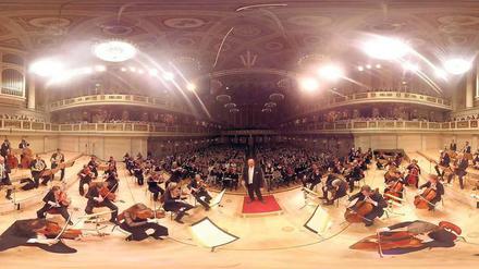 Klassik rundum. Das Konzerthausorchester wurde samt Dirigent von einem Kugelauge mit zwölf Kameras gefilmt. 