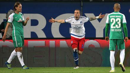 Hamburgs Pierre-Michel Lasogga (M) freut sich nach dem Tor zum 2:0. Daneben stehen Jannik Vestergaard (l) und Theodor Gebre Selassie von Bremen. 
