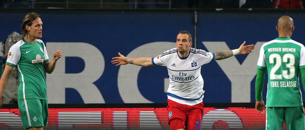 Hamburgs Pierre-Michel Lasogga (M) freut sich nach dem Tor zum 2:0. Daneben stehen Jannik Vestergaard (l) und Theodor Gebre Selassie von Bremen. 