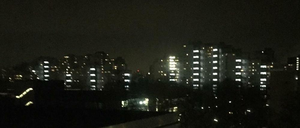 Blendet sogar auf dem Foto: Anwohner fühlen sich von dem grellen Licht eines Wohnblocks im Märkischen Viertel gestört.