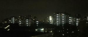 Blendet sogar auf dem Foto: Anwohner fühlen sich von dem grellen Licht eines Wohnblocks im Märkischen Viertel gestört.