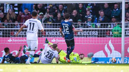 Hoffenheims Toljan (li.) bringt die Gladbacher unbeabsichtigt in Führung. André Hahn (Mitte) gelingt später der Treffer zum 3:1. 