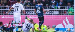Hoffenheims Toljan (li.) bringt die Gladbacher unbeabsichtigt in Führung. André Hahn (Mitte) gelingt später der Treffer zum 3:1. 