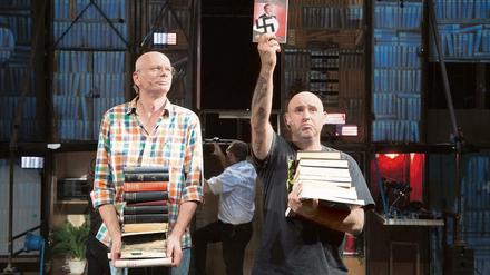 Kunstfest Weimar, 2013. Das Berliner Theaterkollektiv Rimini Protokoll (im Bild: Matthias Hageböck (l.) und Volkan Türeli) zeigt "Adolf Hitler: Mein Kampf".