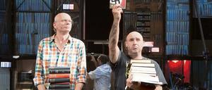 Kunstfest Weimar, 2013. Das Berliner Theaterkollektiv Rimini Protokoll (im Bild: Matthias Hageböck (l.) und Volkan Türeli) zeigt "Adolf Hitler: Mein Kampf".