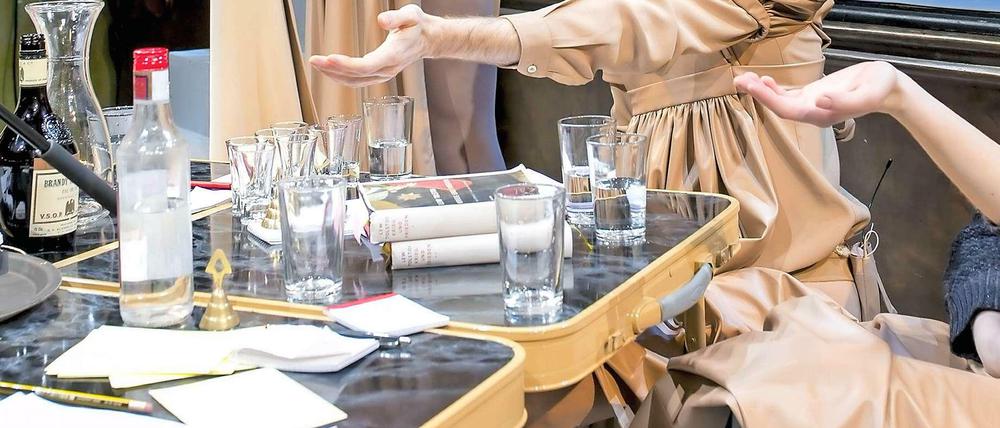 Szene aus der Inszenierung von "War and Peace" von Gob Squad an den Münchner Kammerfestspielen.