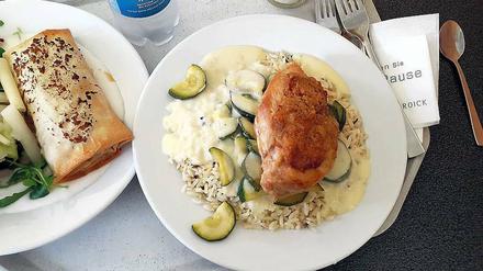 Nichts von Kantinenküche. „Hähnchenbrust in der Gorgonzolakruste“ – auf „Reismix mit Zucchini“. Nur die Soße ist zu dick. 