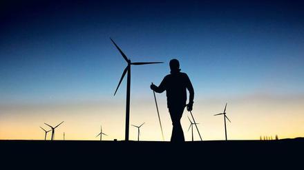 Landschaft mit Windrädern. Vor allem in den norddeutschen Ländern gibt es Widerstand gegen einen gebremsten Ausbau der Windkraft. Foto: Julian Stratenschulte/pa/dpa