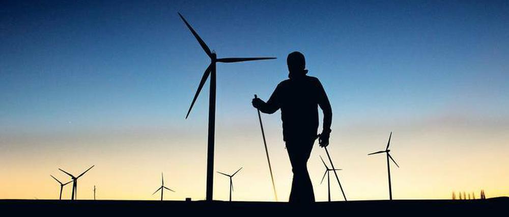 Landschaft mit Windrädern. Vor allem in den norddeutschen Ländern gibt es Widerstand gegen einen gebremsten Ausbau der Windkraft. Foto: Julian Stratenschulte/pa/dpa