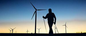 Landschaft mit Windrädern. Vor allem in den norddeutschen Ländern gibt es Widerstand gegen einen gebremsten Ausbau der Windkraft. Foto: Julian Stratenschulte/pa/dpa