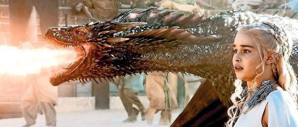 Die Schöne und das Biest: Drachen-Mutter Daenerys Targaryen (Emilia Clarke) gilt vielen als Hoffnungsträgerin im Kampf um den Eisernen Thron und gegen die unheimlichen Weißen Wanderer, die von jenseits der großen Mauer südwärts drängen.