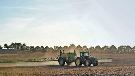 Ein Bauer besprüht am 19.08.2009 in Mecklenburg-Vorpommern sein Feld. Umweltorganisationen wie der BUND dringen auf ein Verbot des Pflanzenschutzmittels Glyphosat in Europa. 