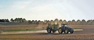 Ein Bauer besprüht am 19.08.2009 in Mecklenburg-Vorpommern sein Feld. Umweltorganisationen wie der BUND dringen auf ein Verbot des Pflanzenschutzmittels Glyphosat in Europa. 