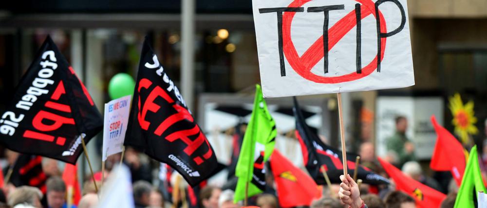 Mehrere Tausend Demonstranten protestieren in Hannover gegen das umstrittene transatlantische Freihandelsabkommen TTIP.