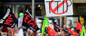 Mehrere Tausend Demonstranten protestieren in Hannover gegen das umstrittene transatlantische Freihandelsabkommen TTIP. 
