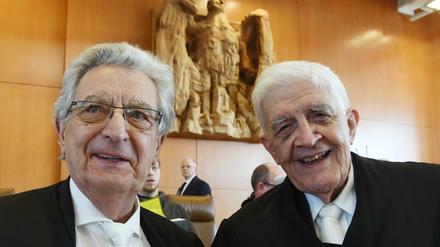 So sehen Sieger aus. Ex-Bundesinnenminister Gerhart Baum, einer der Kläger, und sein Anwalt Burkhard Hirsch (FDP, Ex-NRW-Innenminister). 