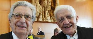 So sehen Sieger aus. Ex-Bundesinnenminister Gerhart Baum, einer der Kläger, und sein Anwalt Burkhard Hirsch (FDP, Ex-NRW-Innenminister). 