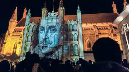 London leuchtet. Eine Jubiläumsinstallation am Guildhall-Komplex. 