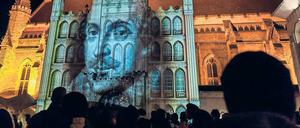 London leuchtet. Eine Jubiläumsinstallation am Guildhall-Komplex. 