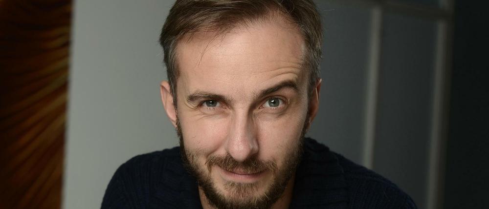 Jan Böhmermann, Satiriker sowie Hörfunk- und Fernsehmoderator. Er ist auch als Filmproduzent, Buchautor und Journalist tätig.