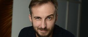 Jan Böhmermann, Satiriker sowie Hörfunk- und Fernsehmoderator. Er ist auch als Filmproduzent, Buchautor und Journalist tätig.