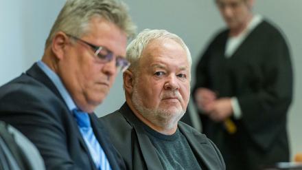 Ex-Hotelier Axel Hilpert (m.) und sein Anwalt Matthias Schöneburg im Landgericht Frankfurt (Oder).